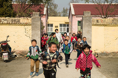 平房彩色图片团队乡村女教师和学生在户外图片