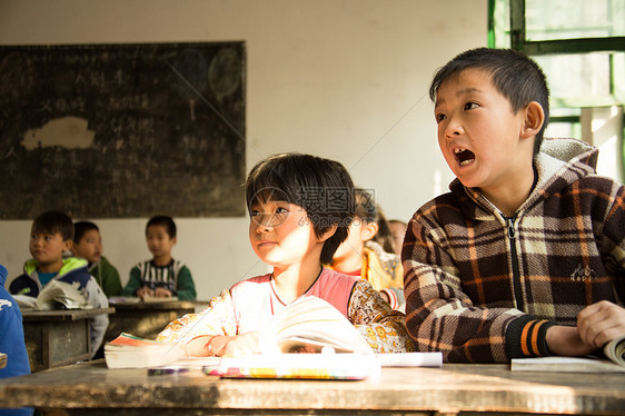 享乐活力读乡村小学里的小学生图片