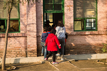 在校生童年微笑的乡村教师和小学生在学校里图片