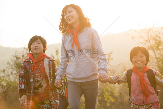 偏远的快乐亚洲人乡村女教师和学生户外活动图片