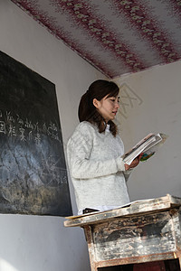 贡献女人活力乡村女教师在教室里图片