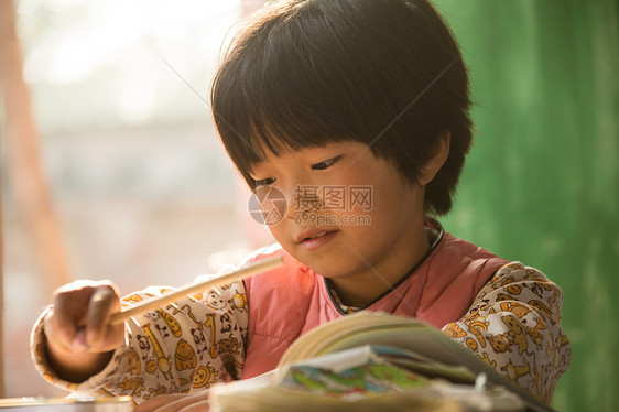 课桌东方人亚洲乡村小学里的小学女生图片