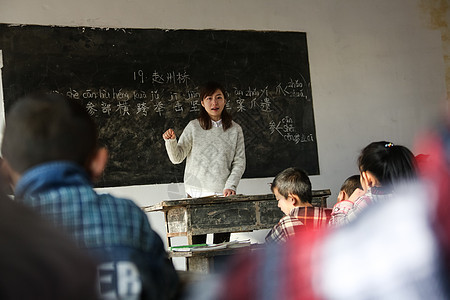 希望友谊东亚乡村女教师和小学生在教室里图片