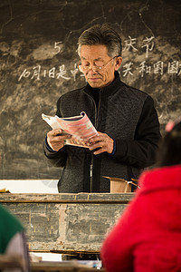 知识满意指导乡村小学老师在上课图片