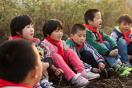 相伴表现积极人欢乐的乡村小学生图片