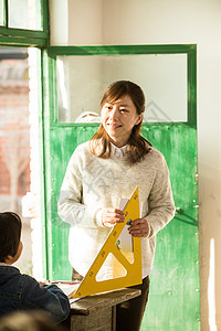 希望女人友谊乡村女教师和小学生在教室里图片