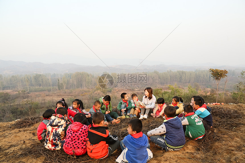 户外活动相伴山乡村教师和小学生在户外学习图片
