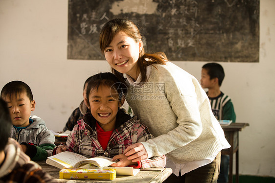 儿童环境青年女人乡村女教师和小学生在教室里图片