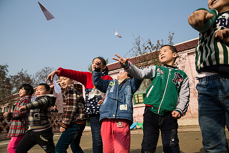 希望小学女生表现积极乡村小学生在学校放纸飞机图片