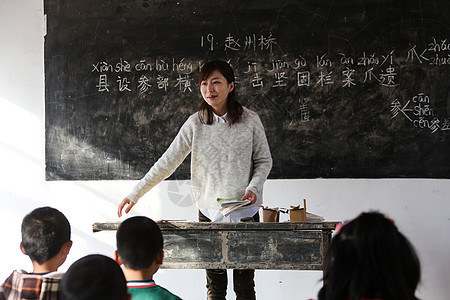 女人平房幸福乡村女教师和小学生在教室里图片