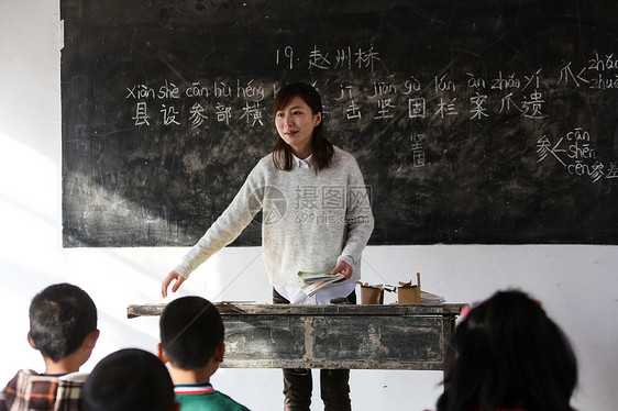 女人平房幸福乡村女教师和小学生在教室里图片