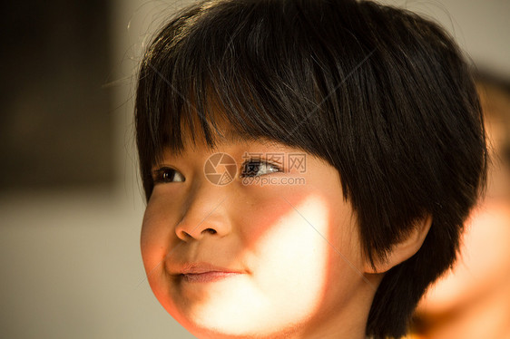 读书文具在校生乡村小学里的小学女生图片