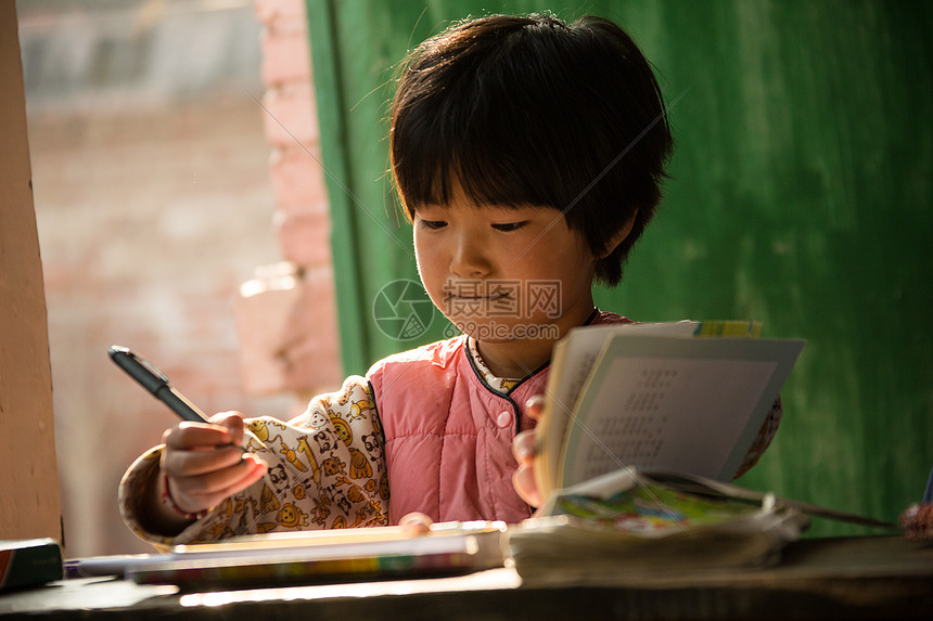 希望学生户内乡村小学里的小学女生图片