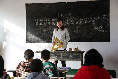 知识青年人贡献乡村女教师和小学生在教室里图片