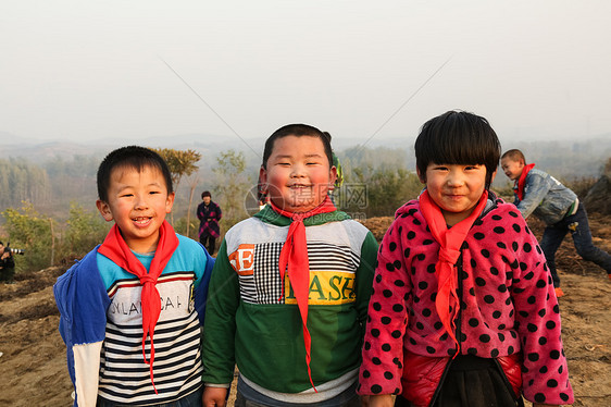 学校风景男孩欢乐的乡村小学生图片
