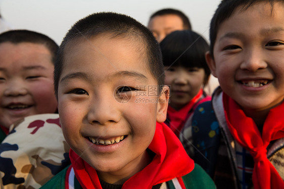 人表现积极男孩欢乐的乡村小学生图片