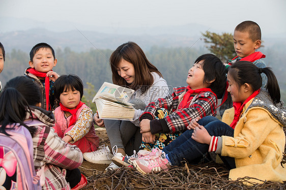 女人东亚红领巾乡村教师和小学生在户外学习图片