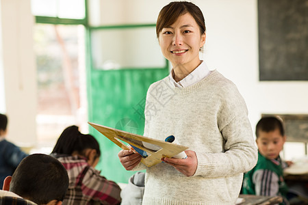 努力艰苦相伴乡村女教师和小学生在教室里图片