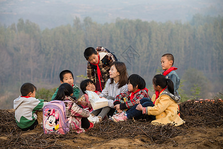 小学女生课外活动青年女人乡村教师和小学生在户外学习图片