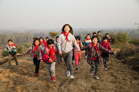 团队援助东亚乡村女教师和学生在玩耍图片