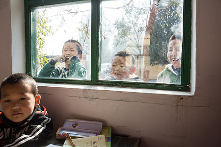 摄影智慧知识乡村小学里的小学生图片
