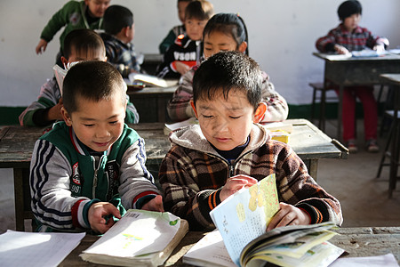 小学生看书童年儿童关爱乡村小学里的小学生背景