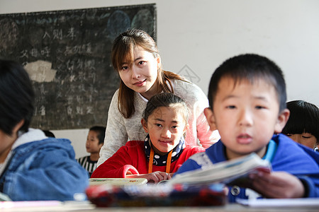 教育友谊乐观乡村女教师和小学生在教室里图片