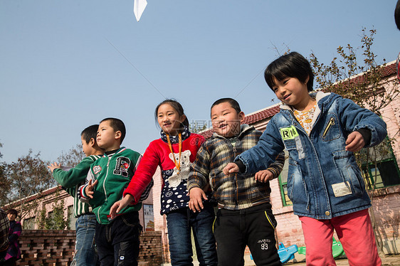 扔幸福平房乡村小学生在学校放纸飞机图片