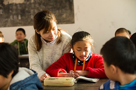 湿地摄影小学女生摄影在校生乡村女教师和小学生在教室里背景