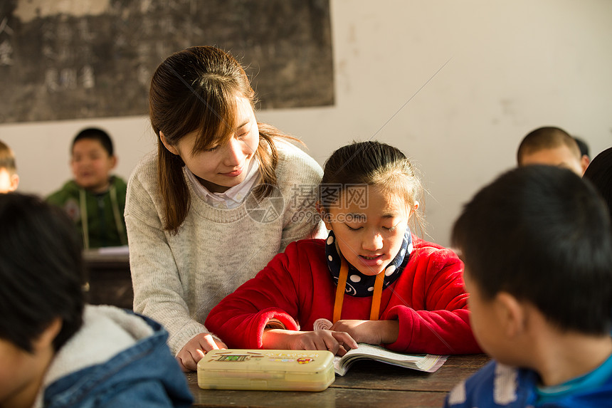 小学女生摄影在校生乡村女教师和小学生在教室里图片