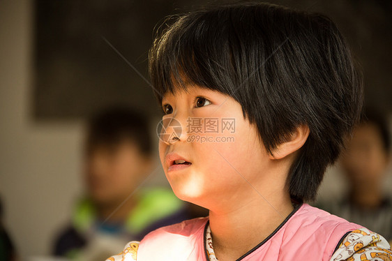 待遇天真学习乡村小学里的小学女生图片