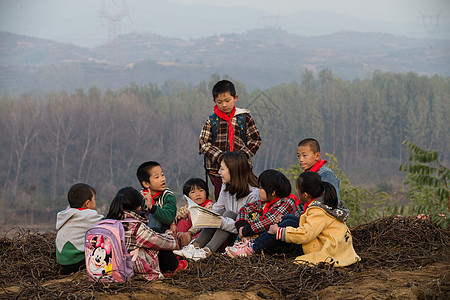 指导儿童女生乡村教师和小学生在户外学习图片