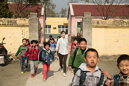 童年在校生团队乡村女教师和学生在户外图片