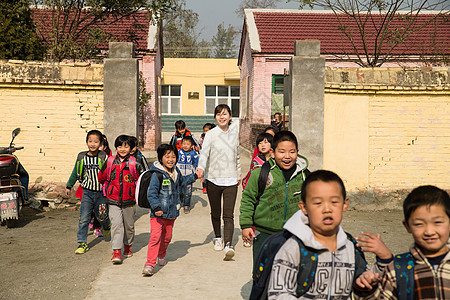 女人学龄儿童亚洲乡村女教师和学生在户外图片