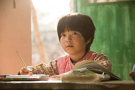 天真水平构图艰苦乡村小学里的小学女生背景图片