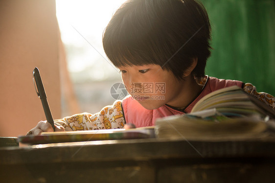 东方人仅儿童知识乡村小学里的小学女生图片