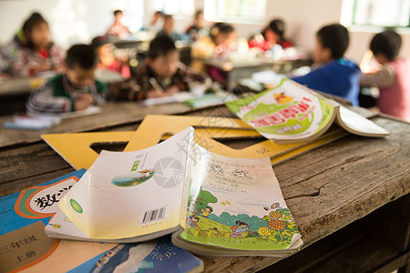 亚洲人儿童幸福乡村小学里的小学生图片