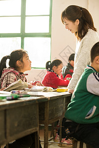 儿童待遇东方人乡村女教师和小学生在教室里高清图片