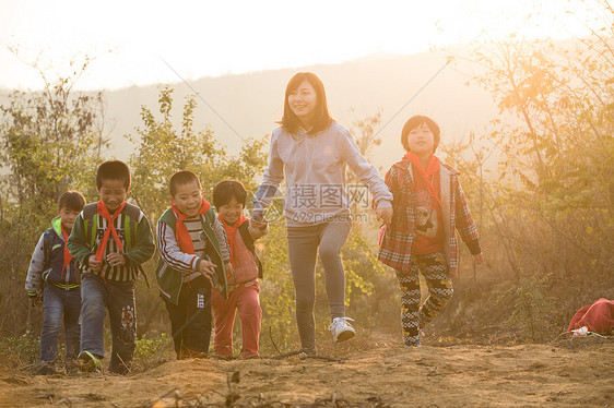 亚洲人青年人乡村女教师和学生在户外图片