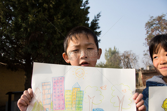 户外贫穷男孩乡村小学里的小学生图片