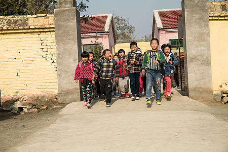 自然希望工程不看镜头乡村小学生在放学回家图片