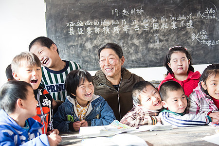 农村幸福男生乡村女教师和小学生在教室里图片