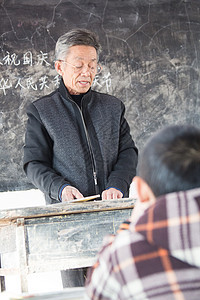 65到69岁老年人小学女生乡村男教师和小学生在教室里图片