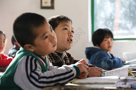 渴望活力坐着乡村小学里的小学生图片