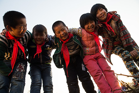 知识女生红领巾欢乐的乡村小学生高清图片