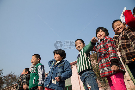 户外活动希望乐观乡村小学生在学校放纸飞机图片