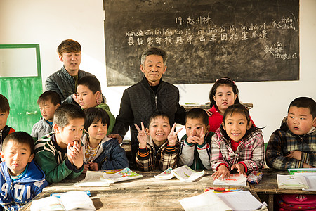 男生65到69岁农村乡村男教师和小学生在教室里图片