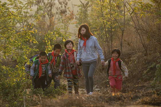 幸福东亚摄影乡村女教师和学生在户外图片