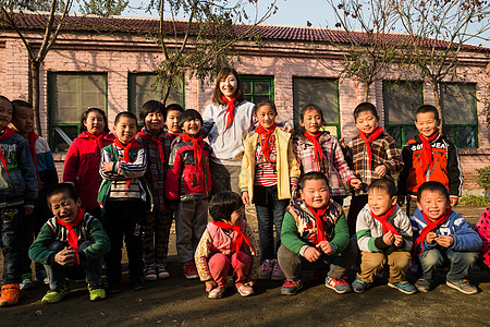 小学男生环境合影乡村教师和小学生在学校里图片