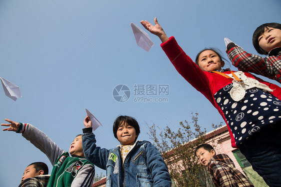 庭院努力男生乡村小学生在学校放纸飞机图片